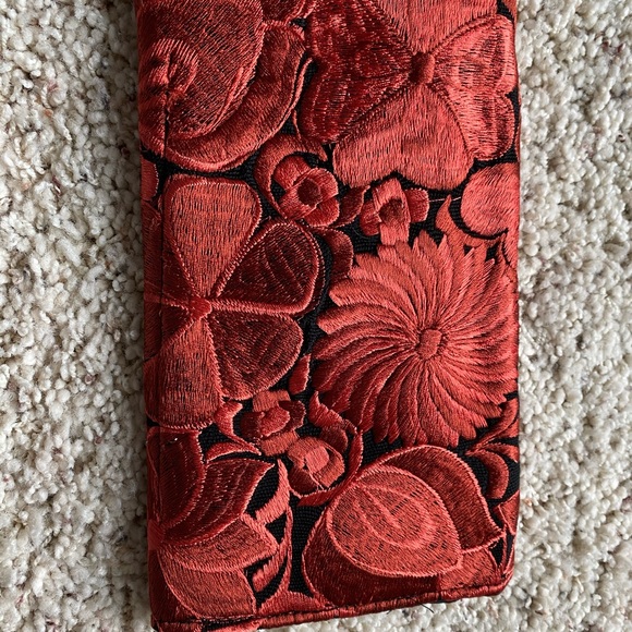 Red Clutch - Picture 2 of 4